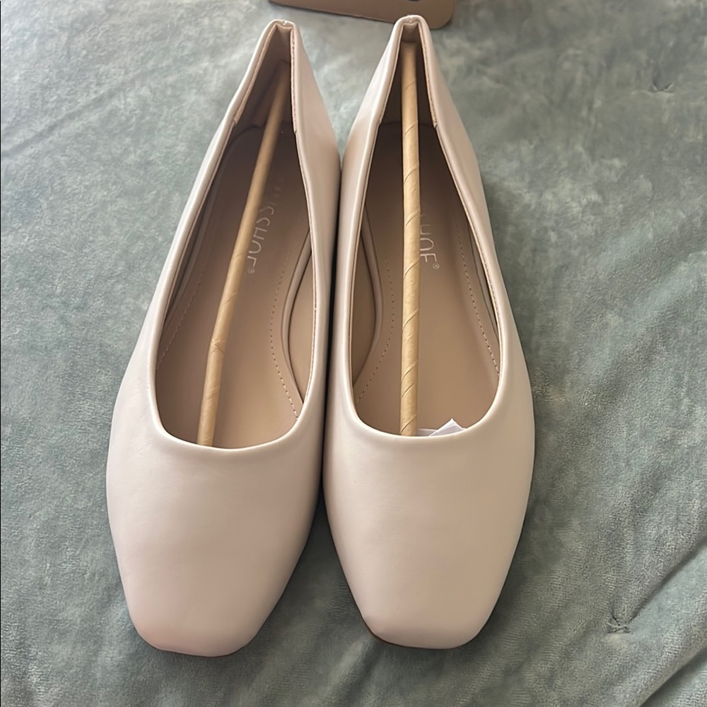 Elegant Cream Women's Flats